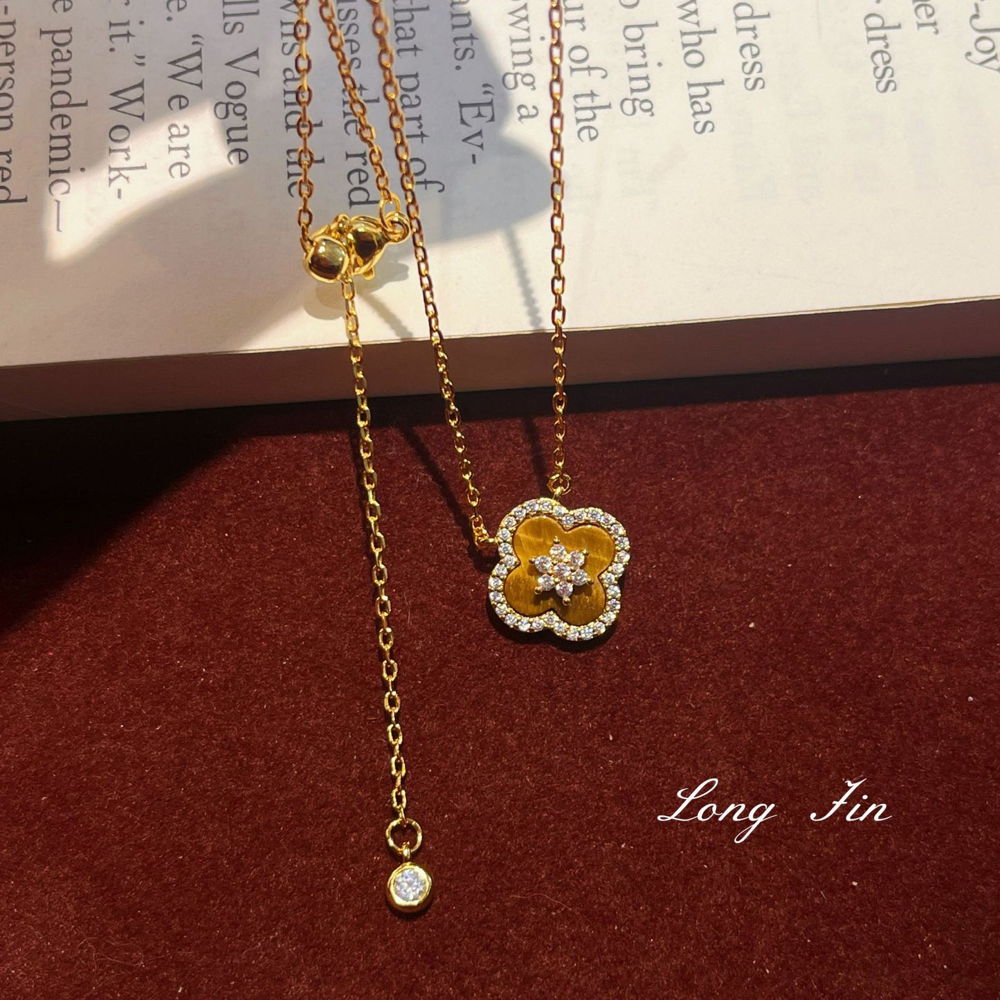 French Retro Tiger Eye White Shell Hollow Zircon Red Four-leaf Bracelets