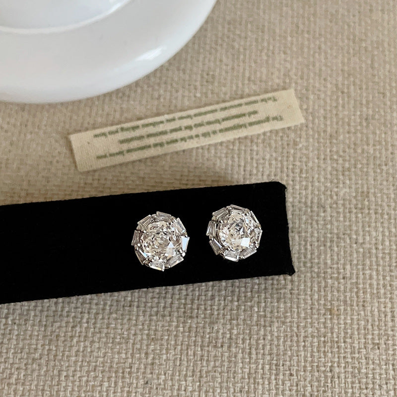 Women's Simple Versatile Personality Small Exquisite Fashion Earrings
