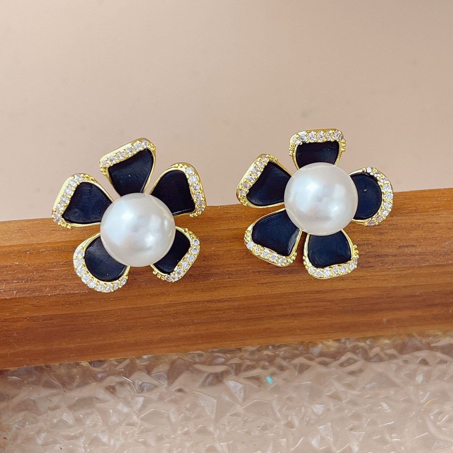 Women's French Retro Black Flower Pearl Sweet Elegance Earrings