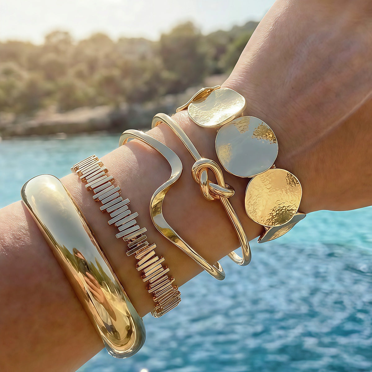Durable Glossy Iron Alloy Handmade Gold-plated Bracelets