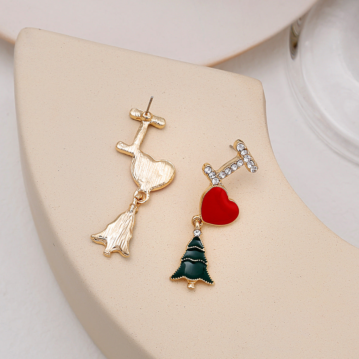 Boucles d'oreilles asymétriques en forme d'arbre de Noël avec longues lettres