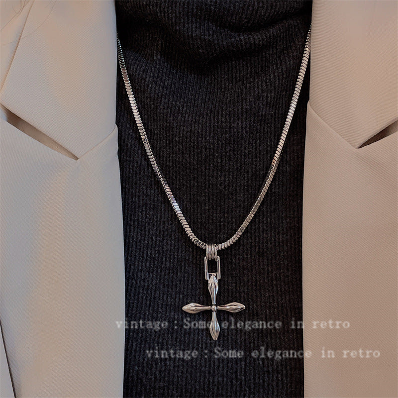 Femmes et hommes et style croix pour la conception de colliers hauts