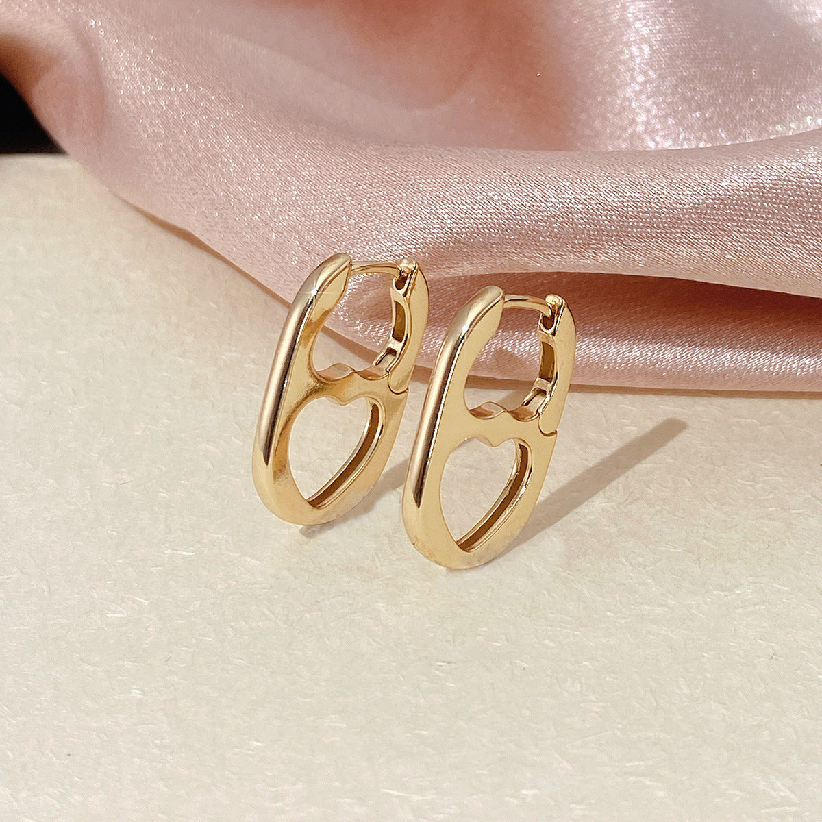 Women's Light Luxury Hollow Heart Clip Simple Fashion Personality Gold Ear Buckle