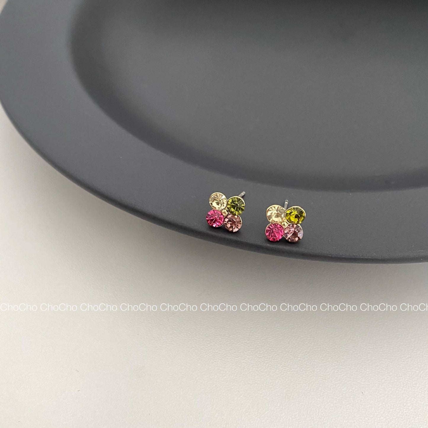 Exquisite Small High-grade Diamond Female Style Earrings