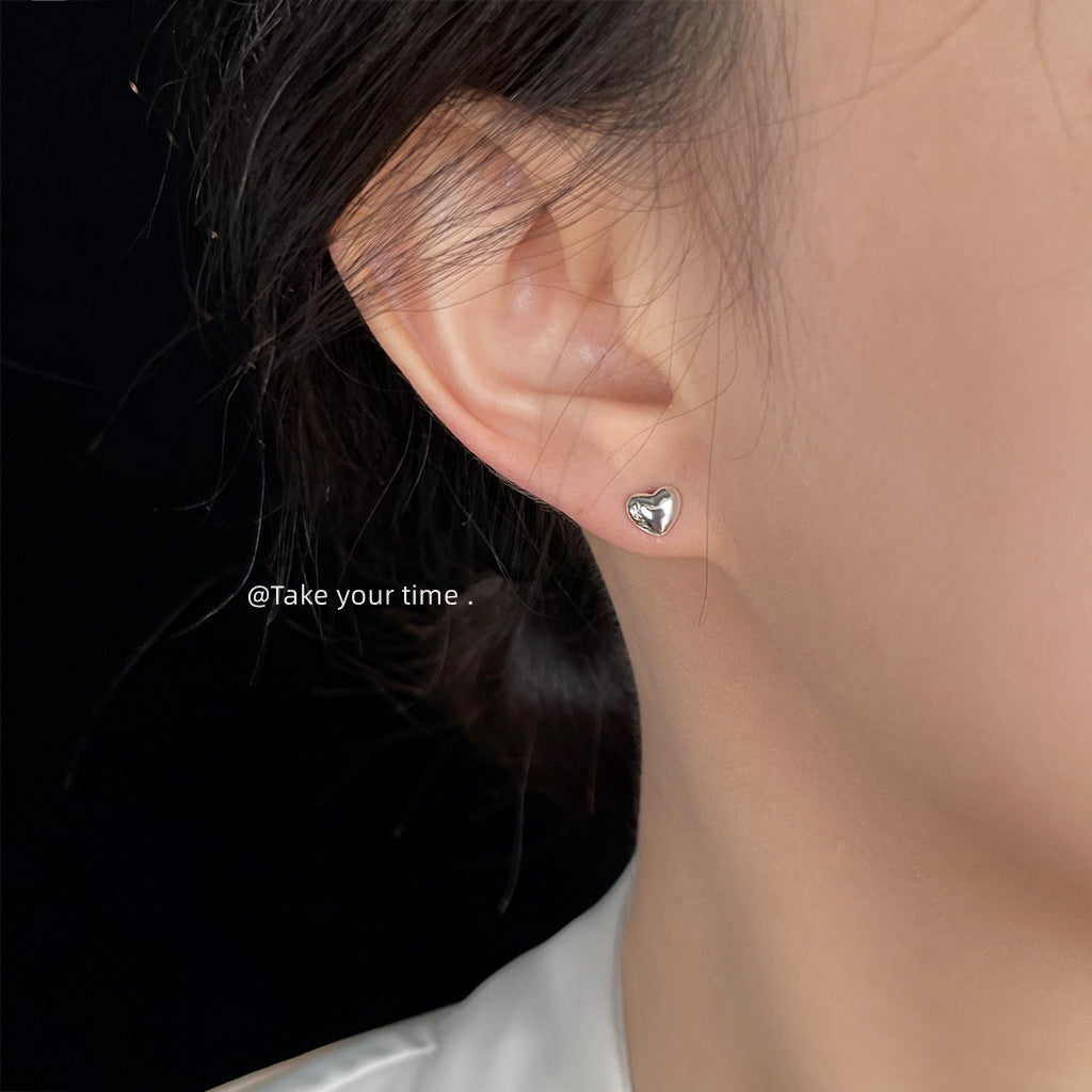 Compact Daily Commuter Sier-plated Needle Glossy Love Stud Earrings
