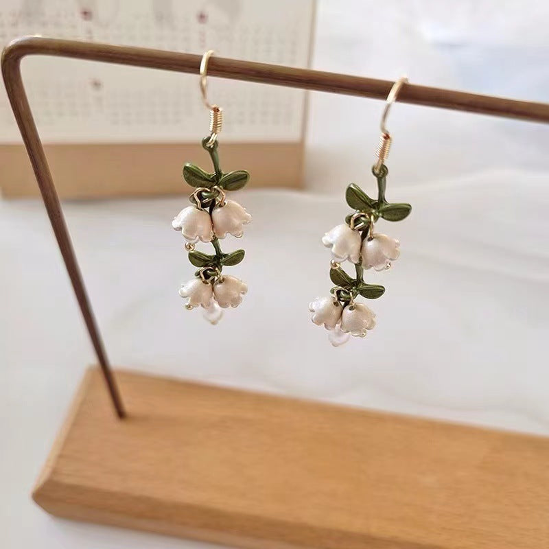 Retro White Flower Niche Design Long Earrings