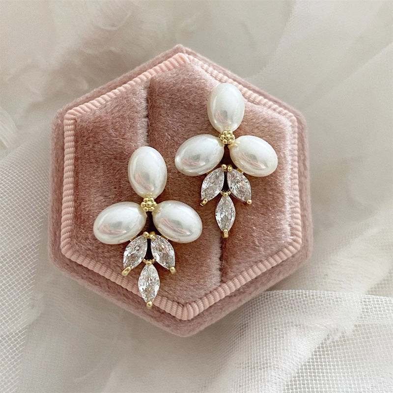 Women's Fashionable Fresh Romantic Pearl Flower For Design Light Earrings