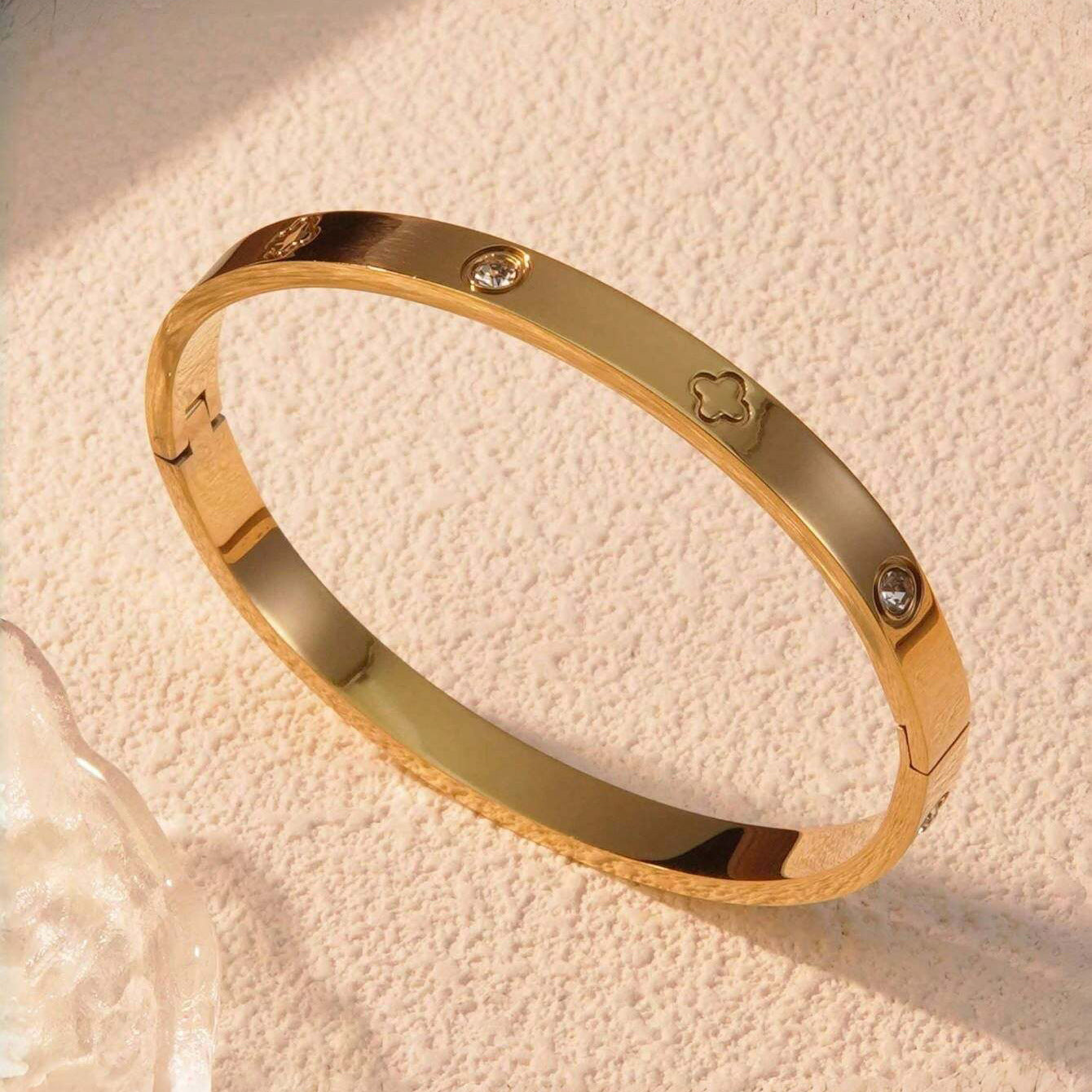 Women's High-grade Buckle Titanium Steel Gold-plated Light Extravagant Love Heart Bracelets