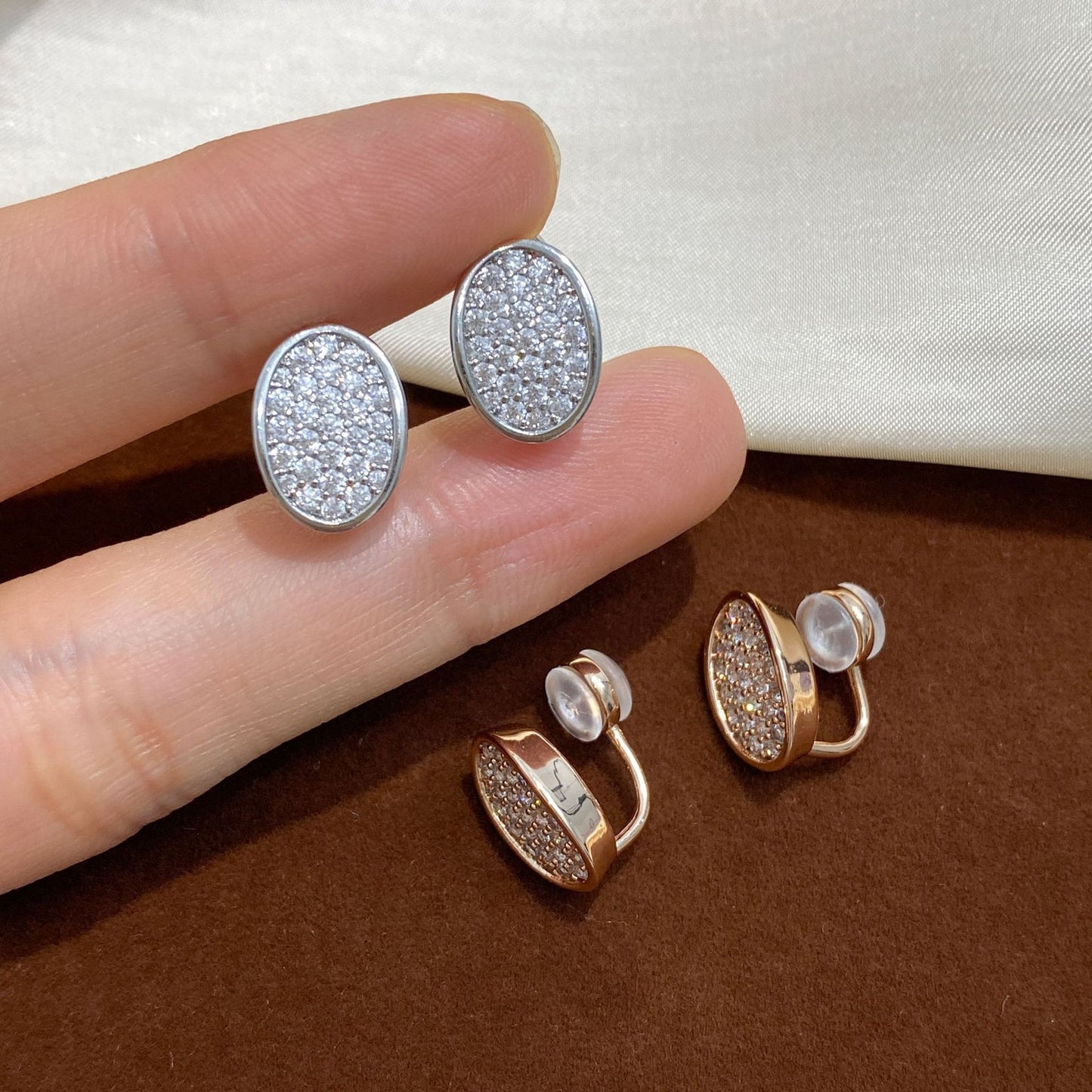 High-grade Micro Inlaid Zircon Exquisite Small Geometric Ellipse Bathtub Light Ear Clip