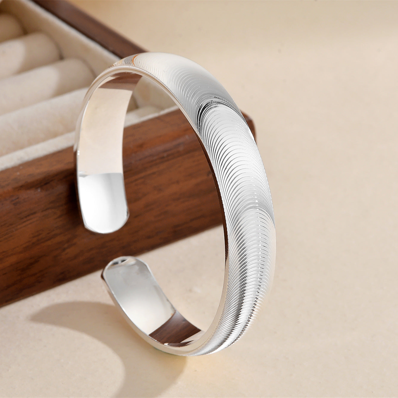 Cat Eye Flashing Light Wave Pattern Niche Open Solid Bracelet