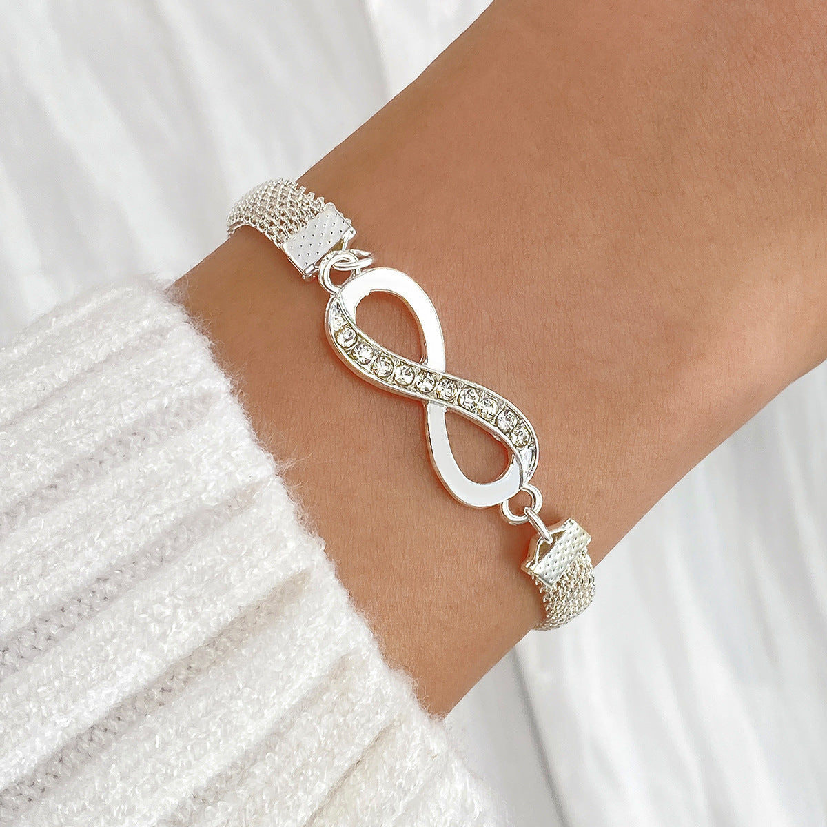 Fashion Creative Infinite Shape Design Ladies Niche Temperament Bracelet