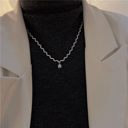 Damen-Halsketten mit glänzendem Diamant-Anhänger und hochwertigem Wellendesign