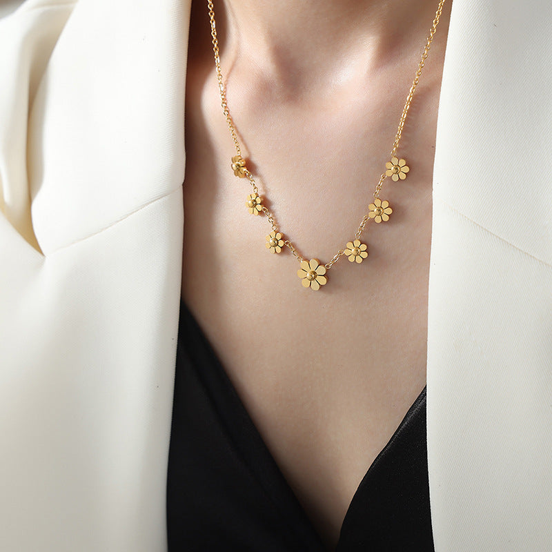 Women's Light Luxury Classic Small Chrysanthemum Clavicle Necklaces