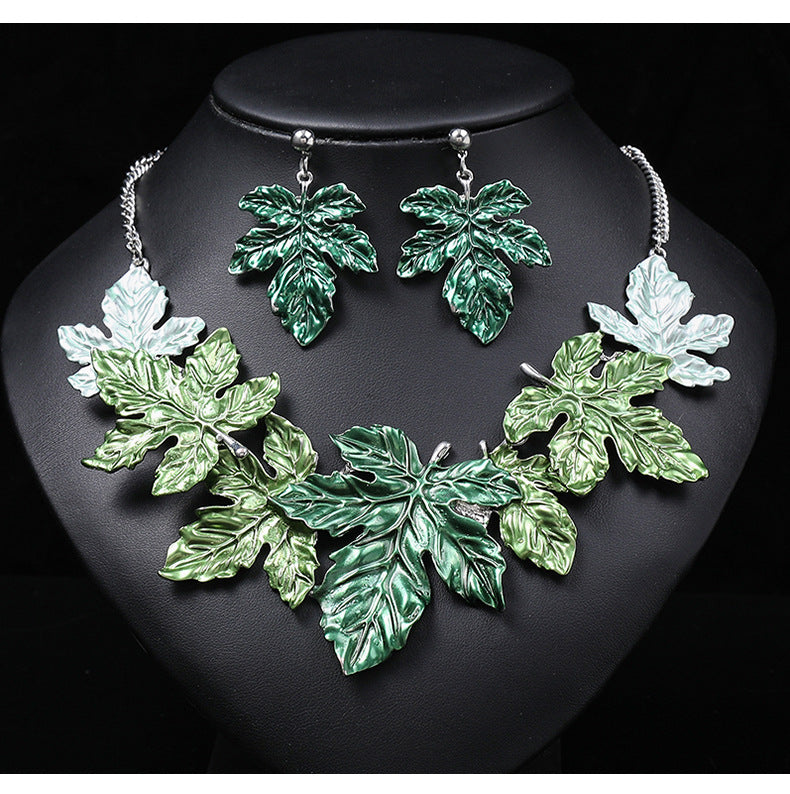 Oil Alloy High Profile Retro Clavicle Necklaces