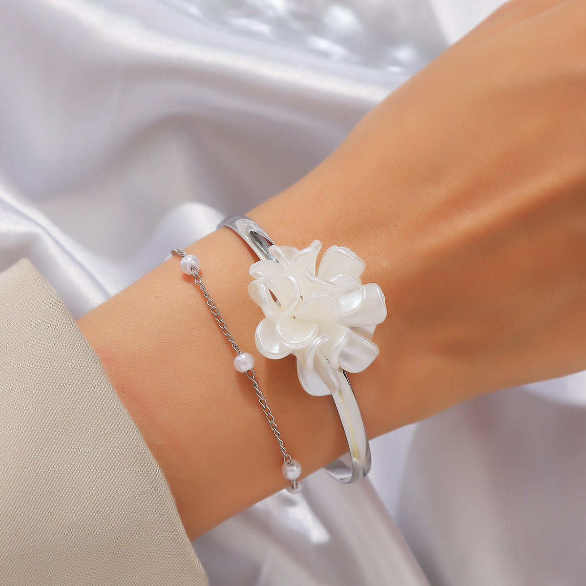 Women's Elegant Senior Design Flower Chain Pearl Bracelets