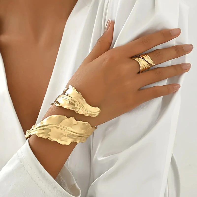 Design Golden Personalized Exaggerated Open Light Bracelet