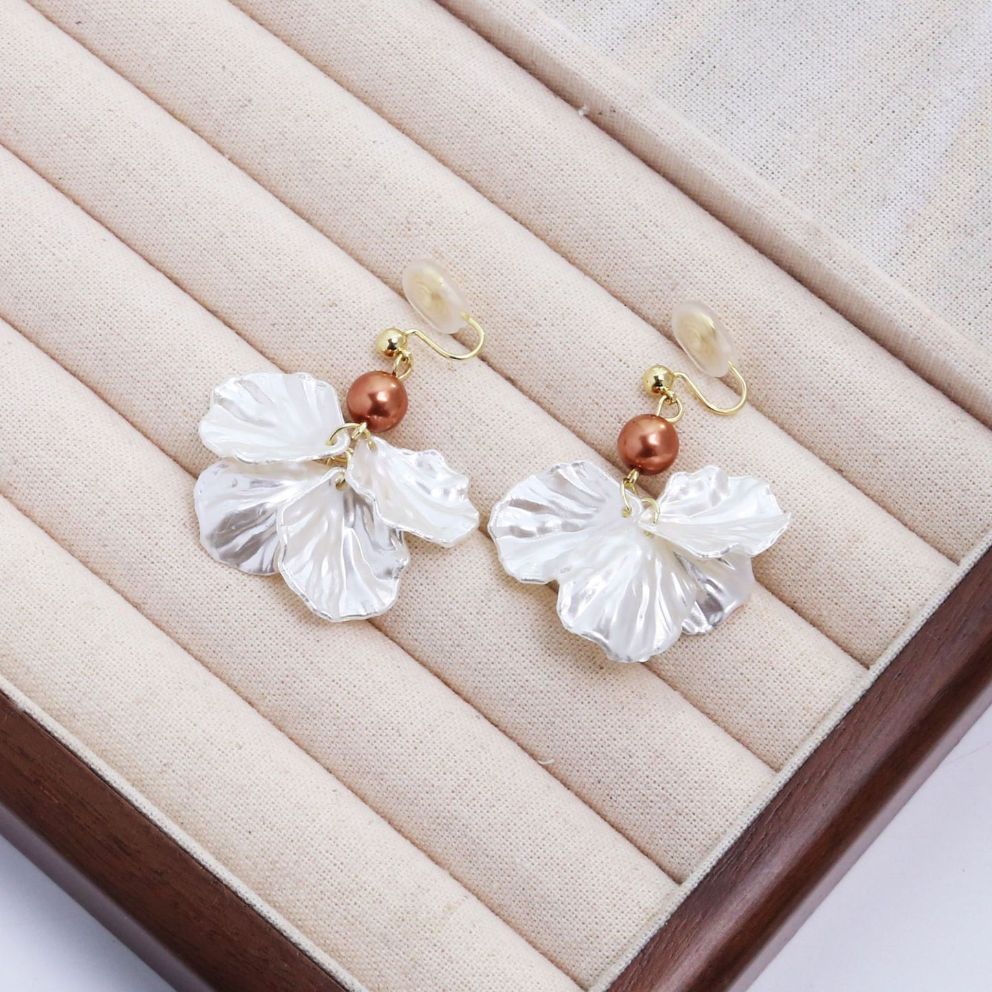 Women's Needle Super Mori Shell Eardrops Gentle Atmosphere Style Pearl Niche Earrings