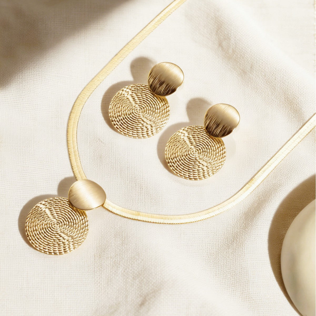 Creative Personality Geometry Metal Wafer Female Exaggerated Spiral Pattern Clavicle Pendants