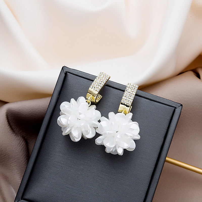 Needle Fresh Diamond Three-dimensional Flower Pearl Earrings