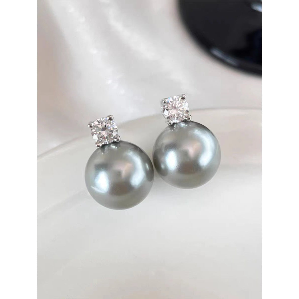 Women's Minimalist Diana Gray Bead Light Luxury High-grade Temperament For Fashionable Stud Earrings