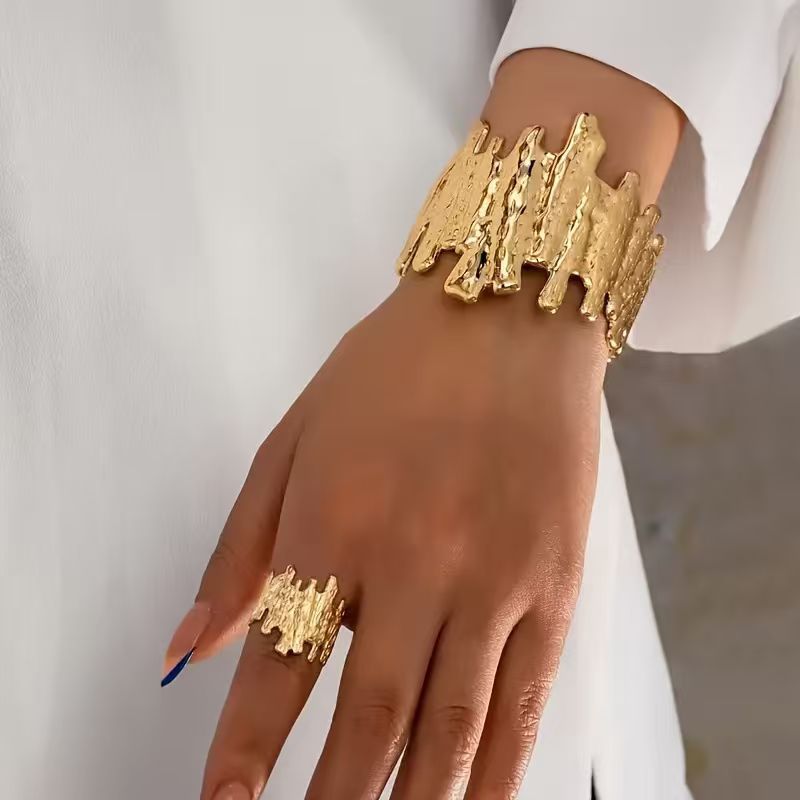 Design Golden Personalized Exaggerated Open Light Bracelet