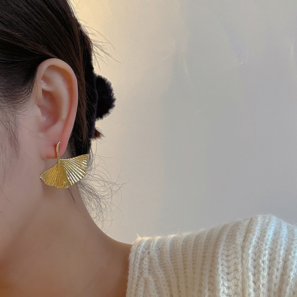 Design Ginkgo Leaf Shape Metal Sier Needle Cold Wind Personality Earrings