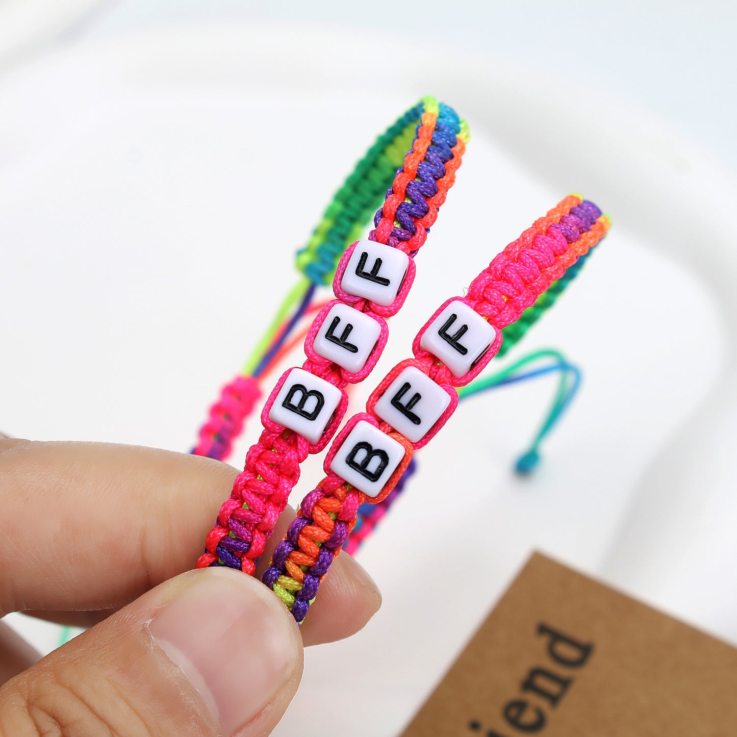 Couple et bracelets pour femmes et hommes et lettres tissées à la main