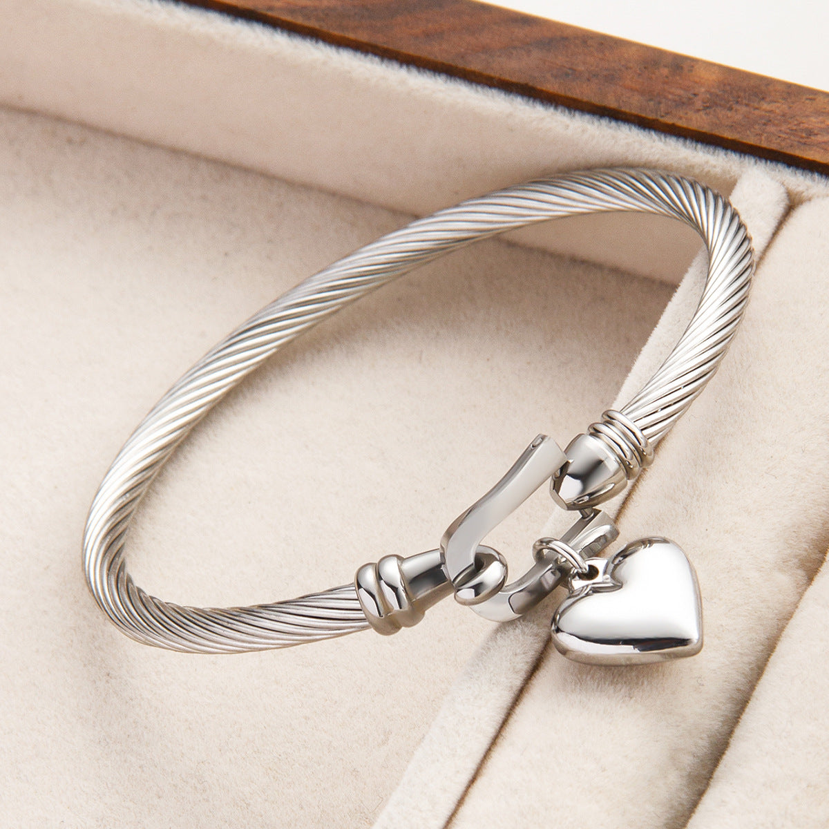 Vachette Clasp Love Stainless Steel Wire Rope Fashion Bracelets