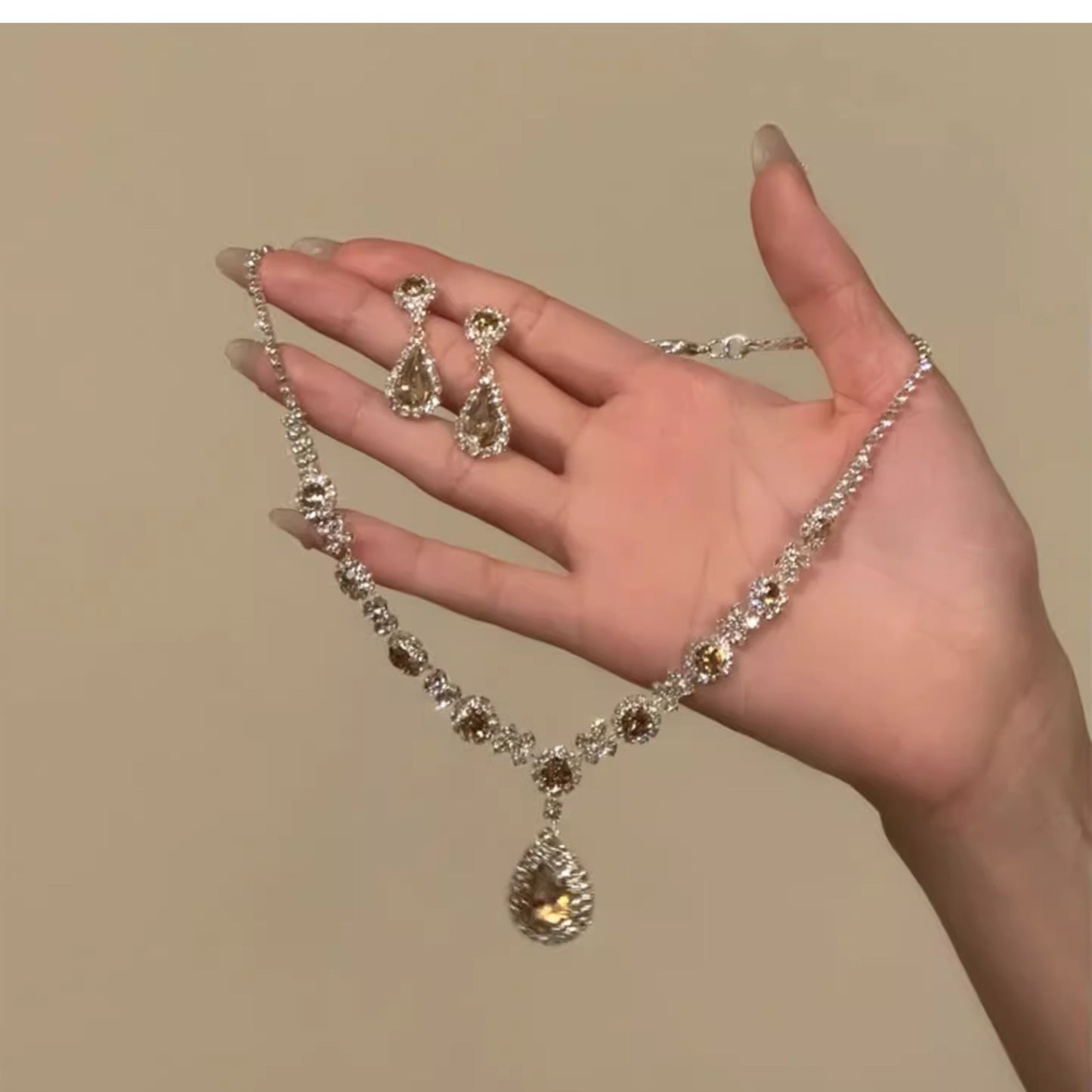 Women's Emerald Square Elegant Vintage Temperament Clavicle Light Luxury Earrings