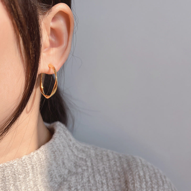 Simple Metal Wave Twisted Round Spiral Ear Clip