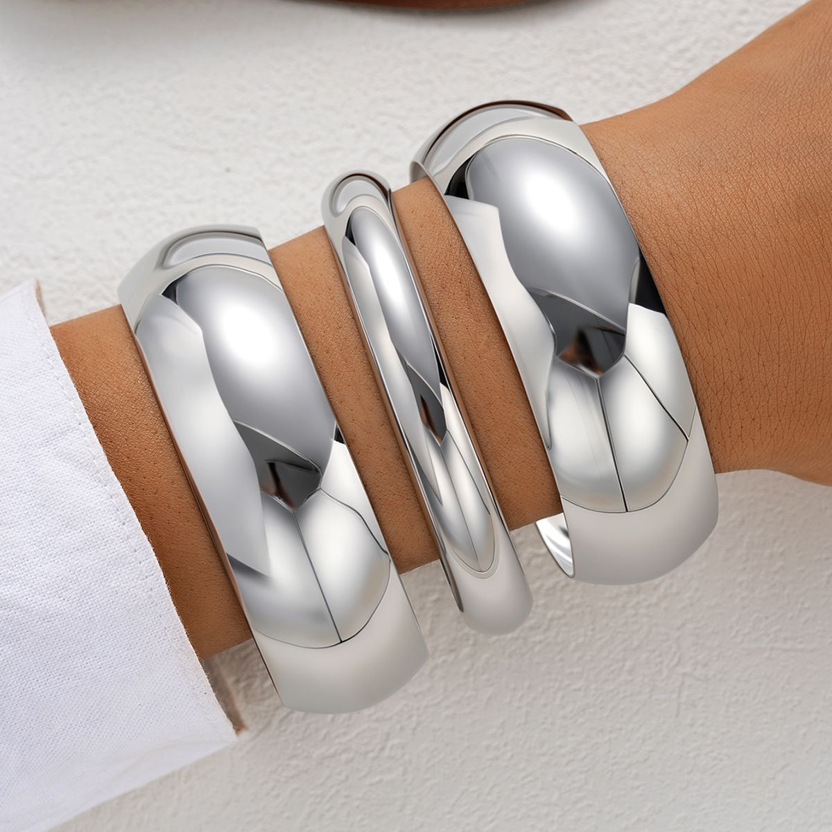 Stitching Round Metal Texture Glossy Hug Spring Bracelet