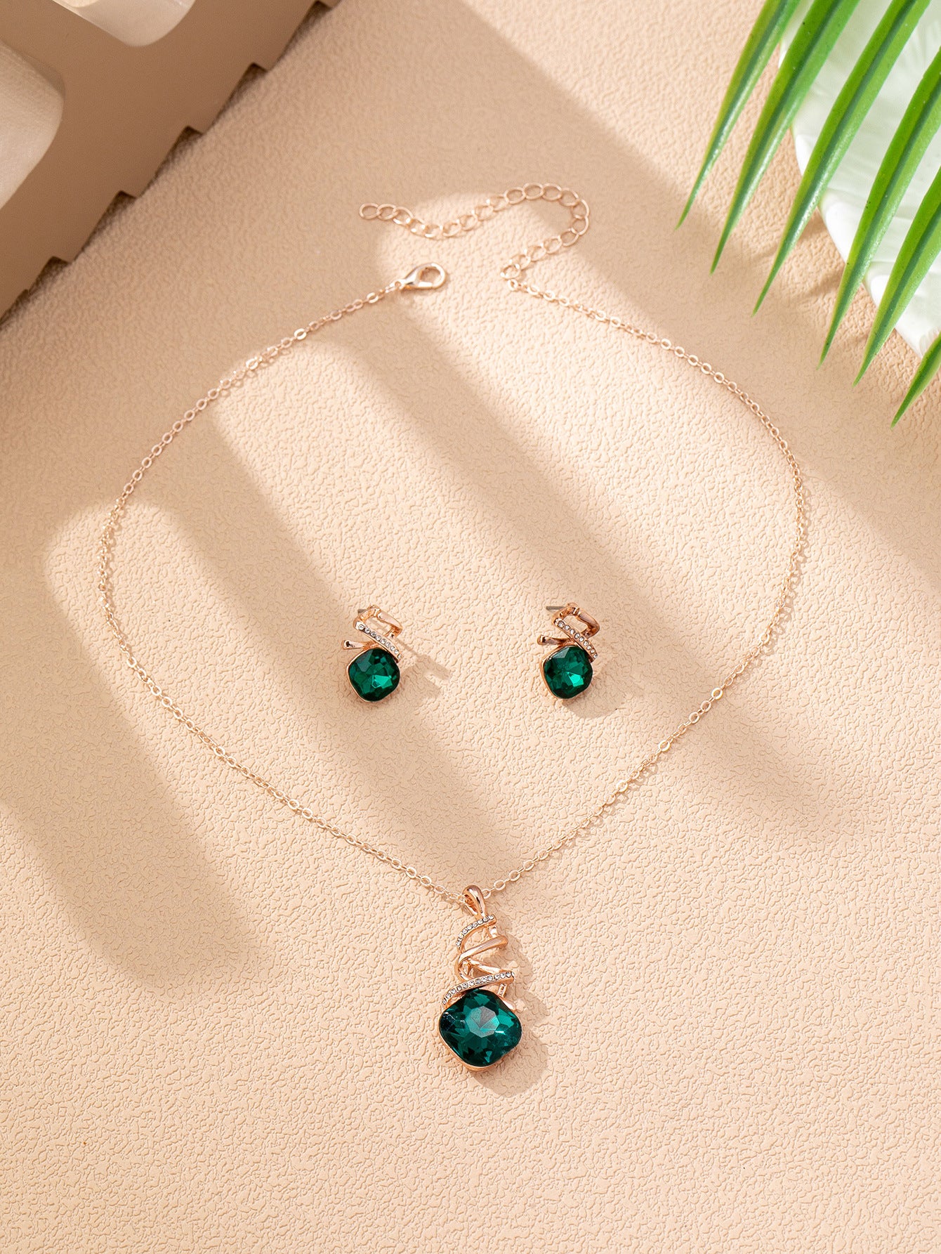 Women's Fashion Emerald Suite Rose Gold Light Luxury Minority Jewelry Set