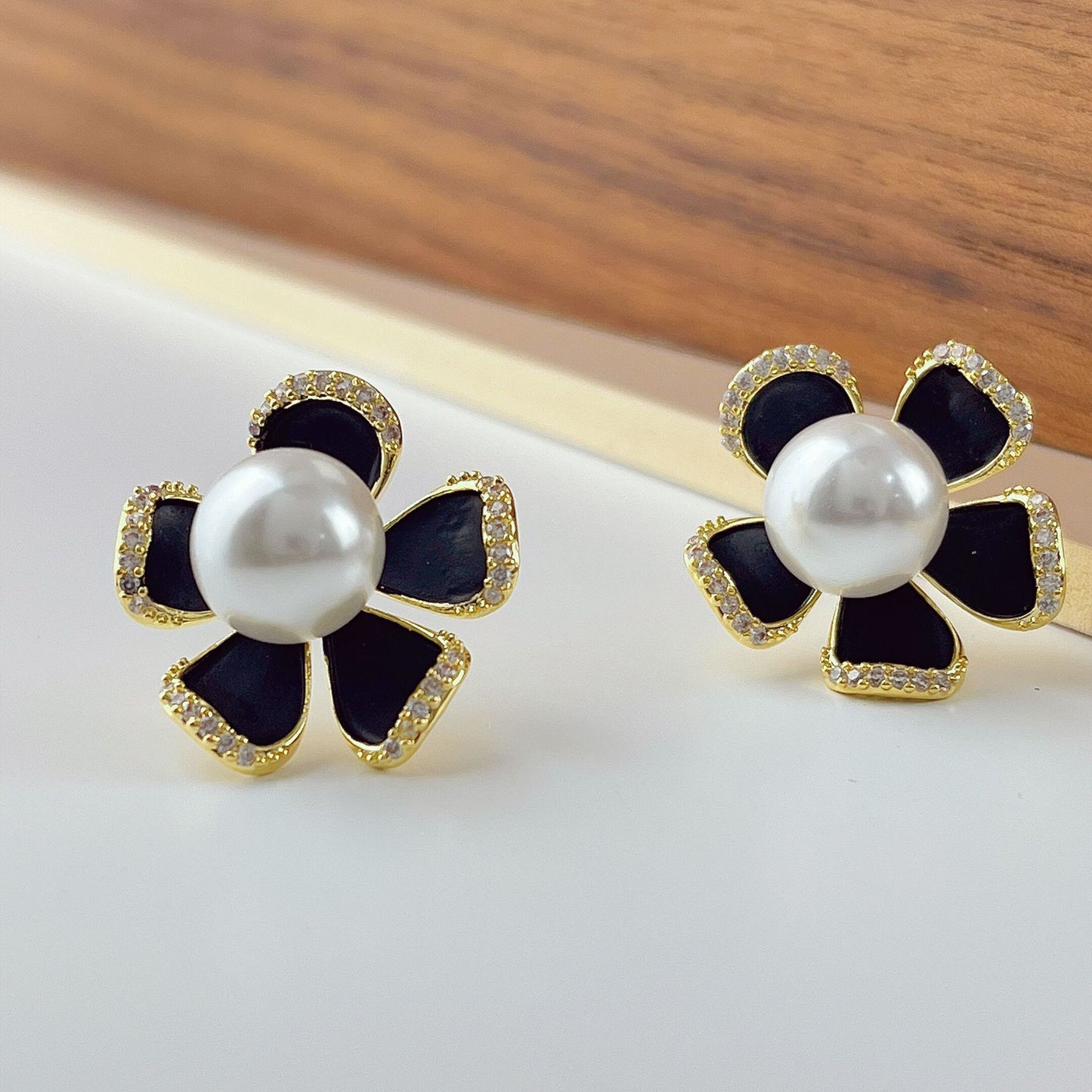 Women's French Retro Black Flower Pearl Sweet Elegance Earrings