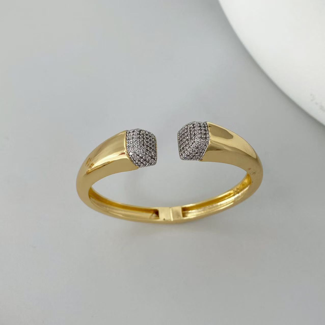 Light Luxury Twisted Inlaid Zircon Open Ring