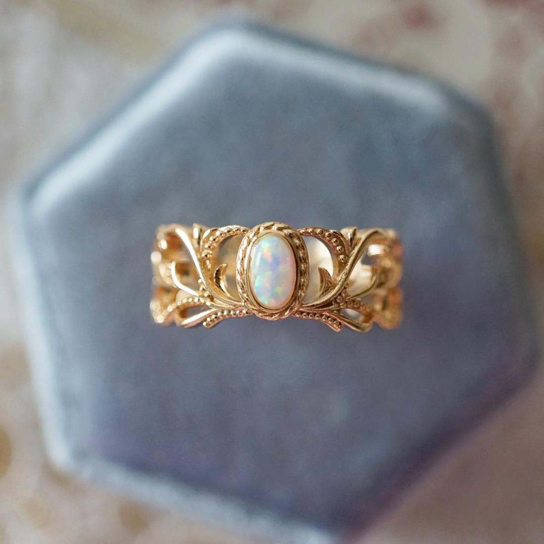 Women's Opal Retro Three-dimensional Hollow Vine Pattern Ring