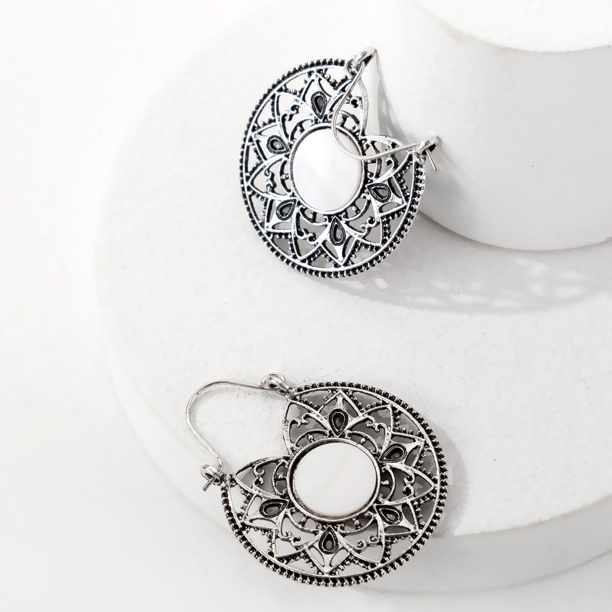 Women's Vintage Hollow Carved For Geometric Scallop Earrings