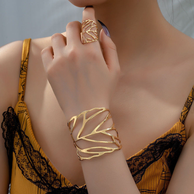 Fashion Metallic Hollow Leaves Armband Retro With Opening Rings