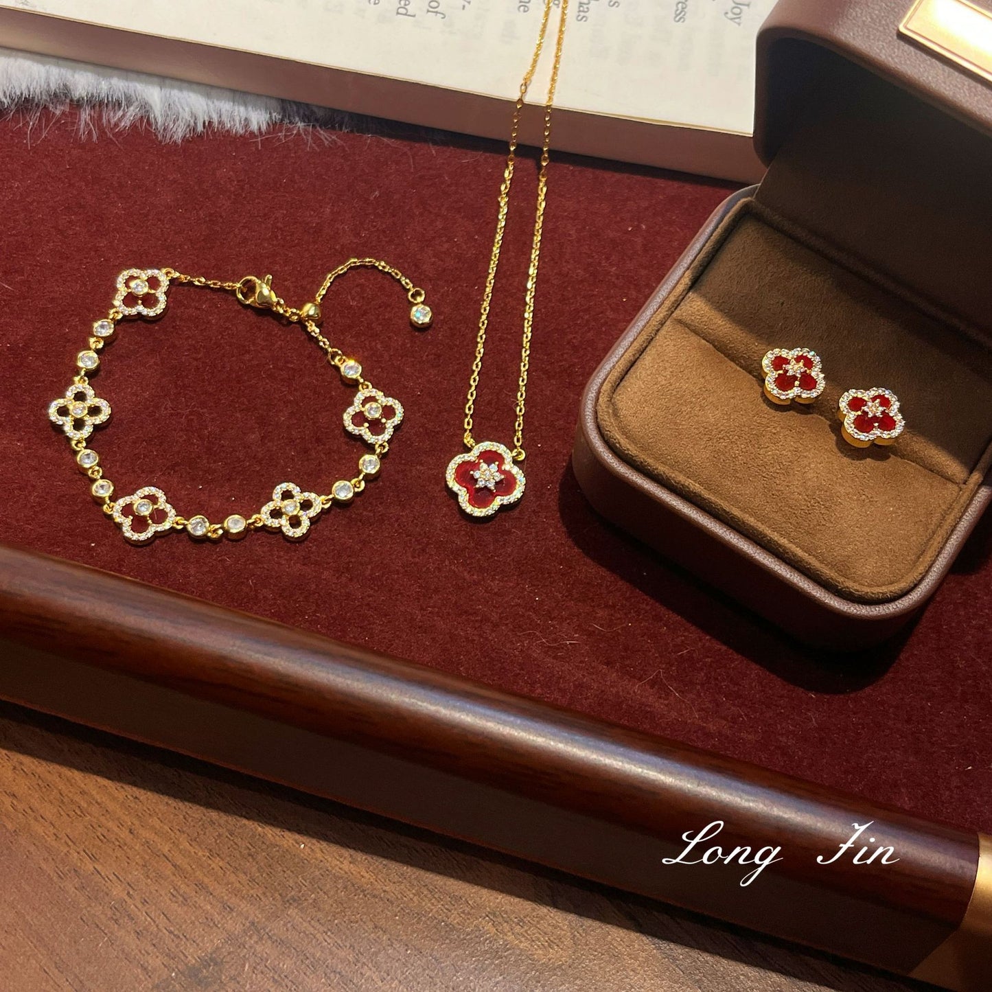 French Retro Tiger Eye White Shell Hollow Zircon Red Four-leaf Bracelets