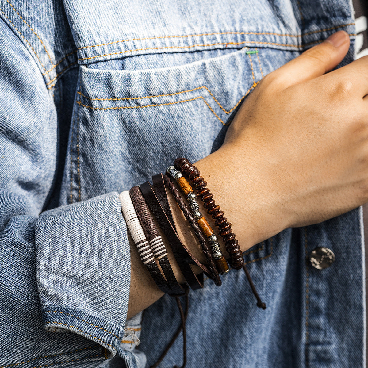 Herren-Lederarmbänder mit Holzperlen und einfachen Perlennähten