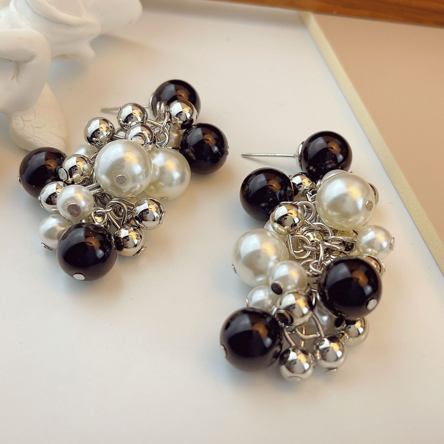 Boucles d'oreilles élégantes noires et blanches Zhang Long pour femmes