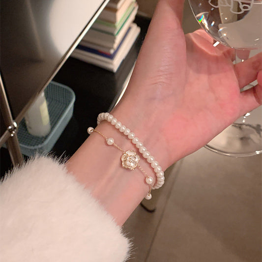 Bracelets de minorité de luxe légers en perles de camélia blanches à la mode pour femmes