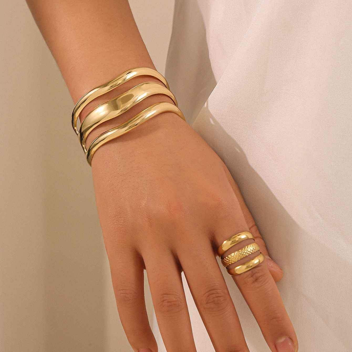 Design Golden Personalized Exaggerated Open Light Bracelet