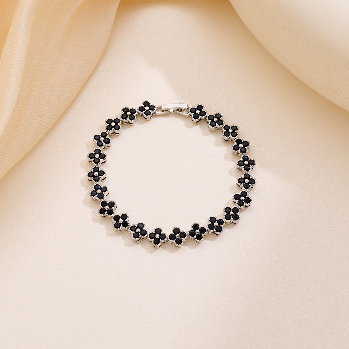 Women's Full Diamond Clover Fashion Design Luxurious Color Bracelet
