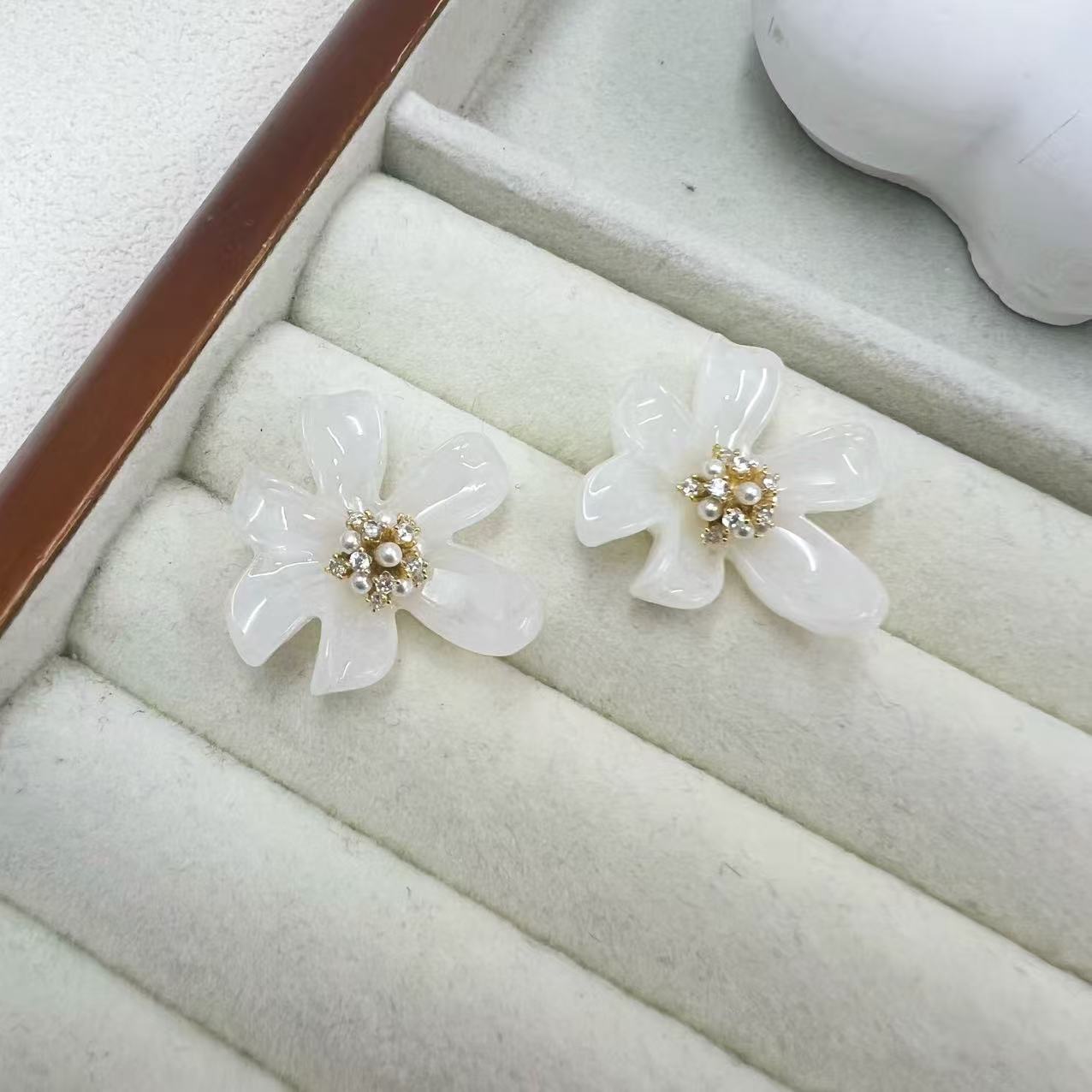 Zircon Small Pearl Ear Super Minority Earrings