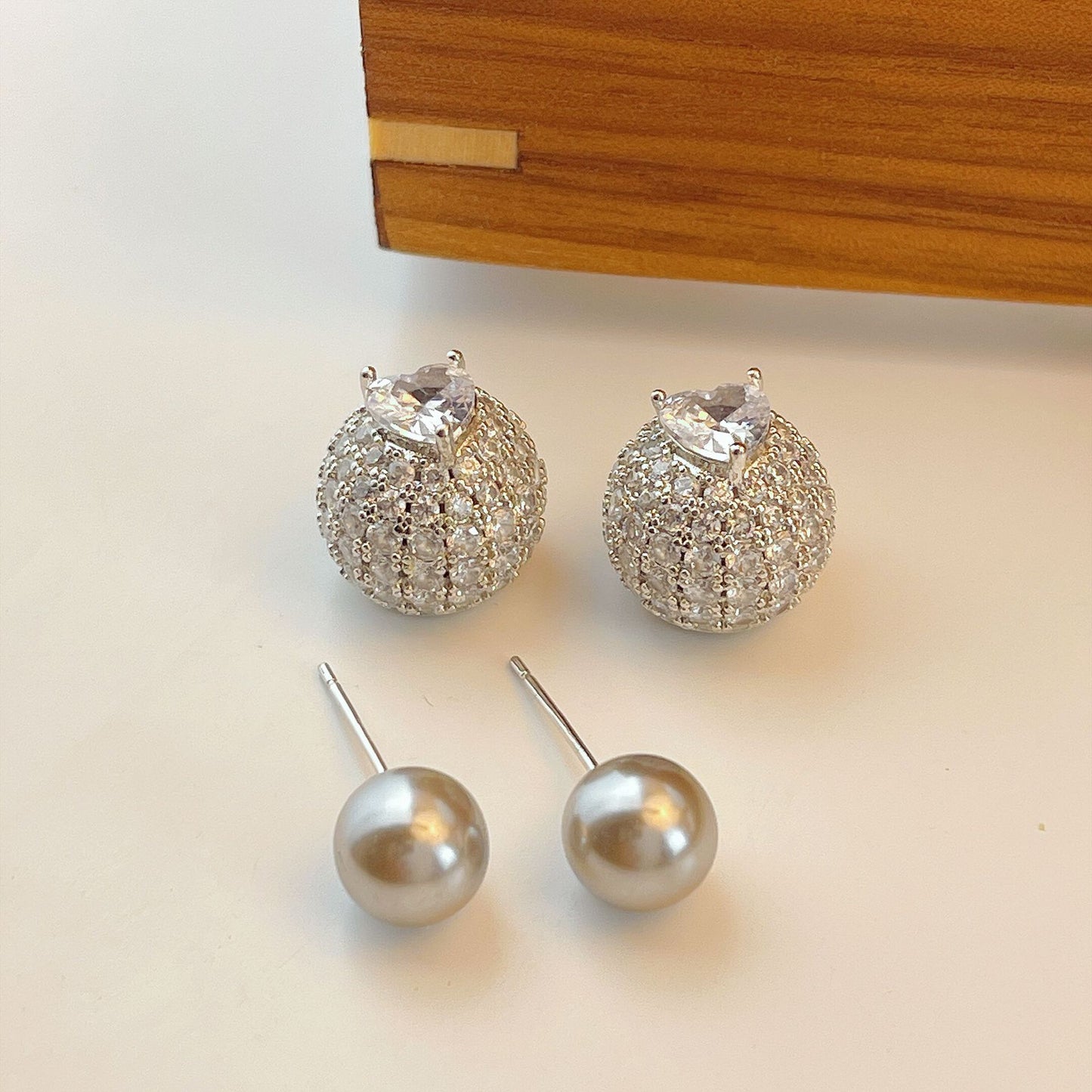 Devant et boucles d'oreilles boule en zircon raffiné de style français