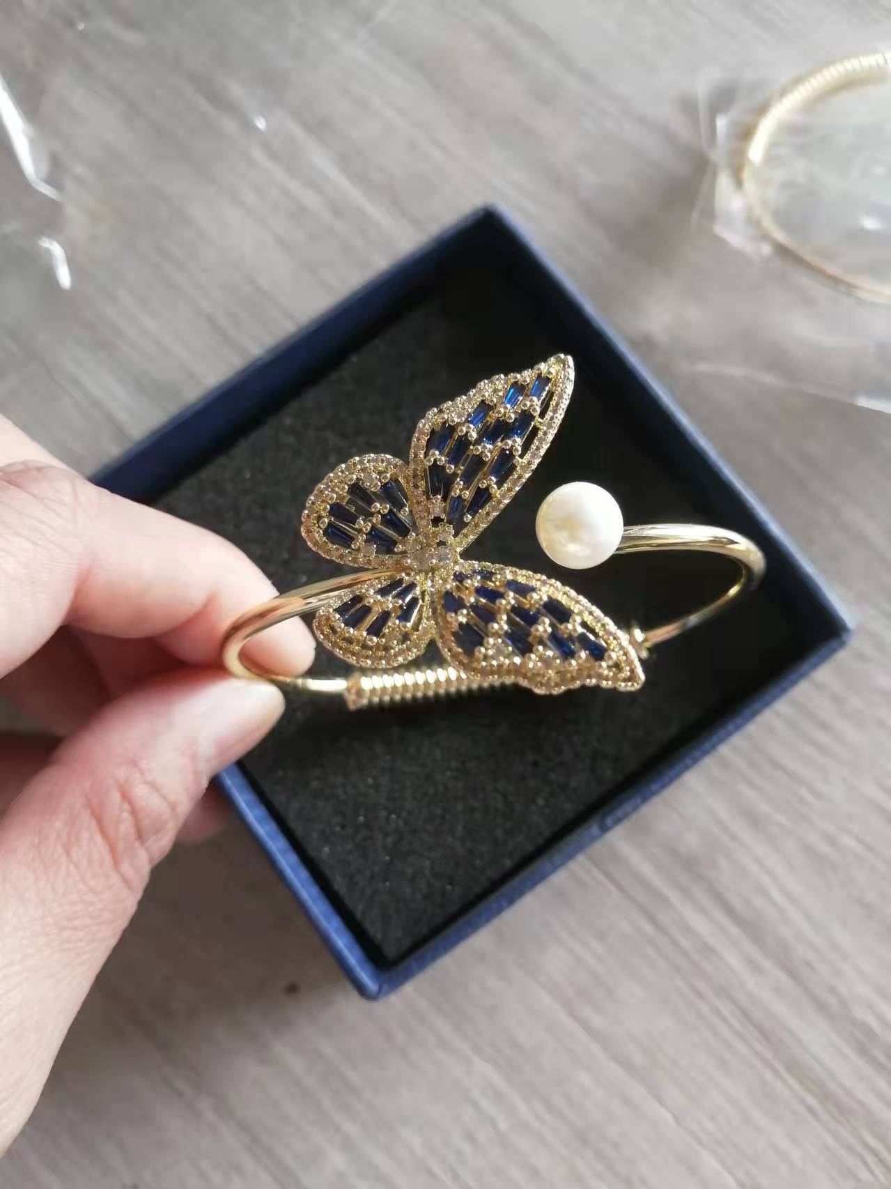 Women's Floral Hollow Glossy Chrysanthemum Fritillary Round Snake-shaped Bracelet