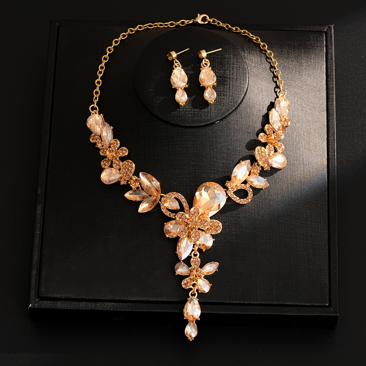Women's Emerald Square Elegant Vintage Temperament Clavicle Light Luxury Earrings