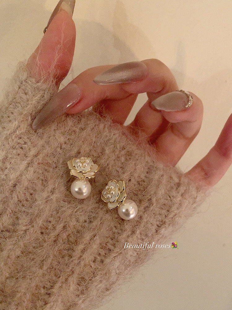 Pearl Camellia High-grade Unique Temperament Classic Ear Clip