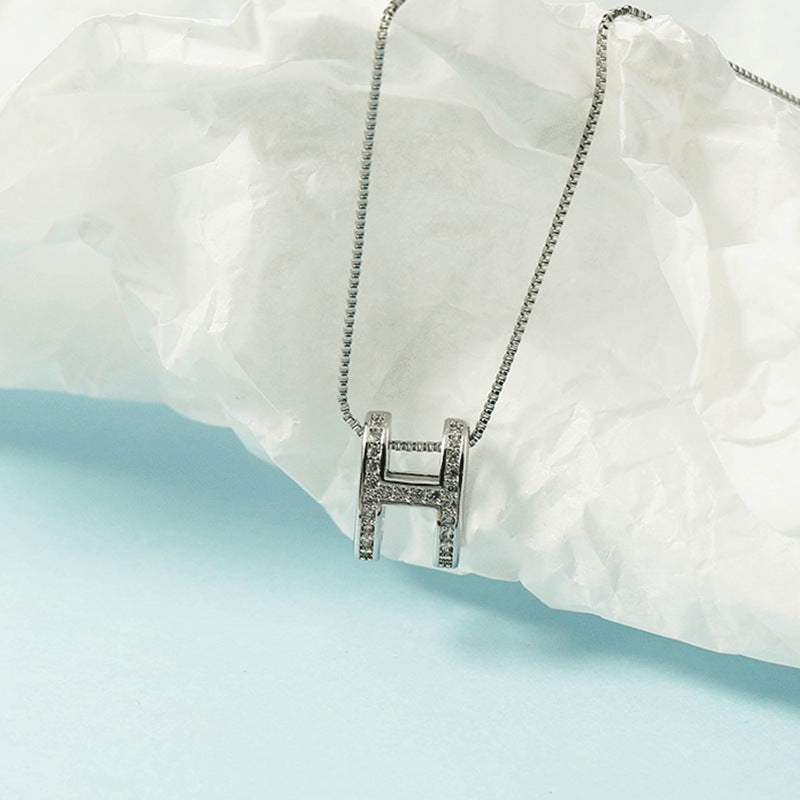 Einfache, personalisierte Schlüsselbein-Halsketten mit Buchstaben und kurzem Anhänger für Damen