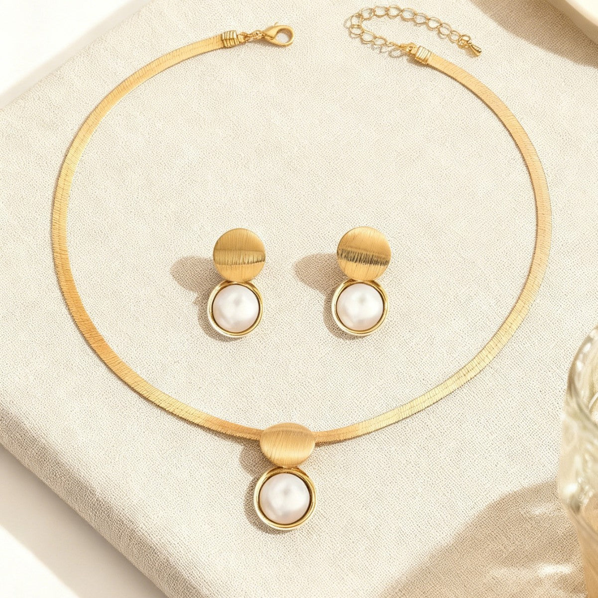 Wide Face Chain Like Flat Snake Imitation Pearl Round Clavicle Rings